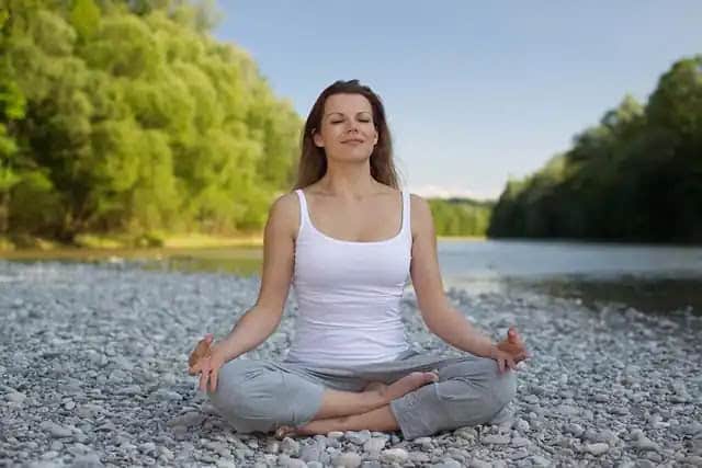 mujer meditando